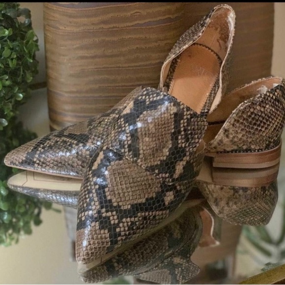 (SOLD)Franco Sarto Toby Flats - Picture 2 of 9